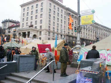 Aralık 2004 'te Ukrayna' daki ilk turuncu devrimin çok nadir fotoğrafları, Meydan meydanında Kiev 'in ortasında kamp, şehrin ortasında turuncu kurdeleli insanlar, çadırlar, yangınlar