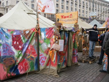 Aralık 2004 'te Ukrayna' daki ilk turuncu devrimin çok nadir fotoğrafları, Meydan meydanında Kiev 'in ortasında kamp, şehrin ortasında turuncu kurdeleli insanlar, çadırlar, yangınlar