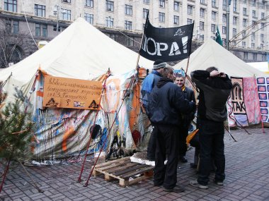 Aralık 2004 'te Ukrayna' daki ilk turuncu devrimin çok nadir fotoğrafları, Meydan meydanında Kiev 'in ortasında kamp, şehrin ortasında turuncu kurdeleli insanlar, çadırlar, yangınlar