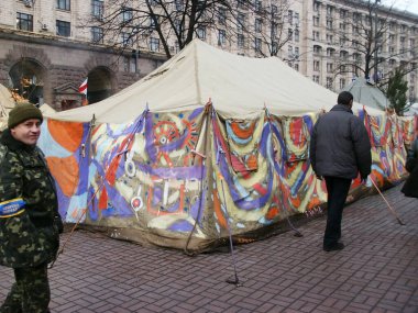 Aralık 2004 'te Ukrayna' daki ilk turuncu devrimin çok nadir fotoğrafları, Meydan meydanında Kiev 'in ortasında kamp, şehrin ortasında turuncu kurdeleli insanlar, çadırlar, yangınlar