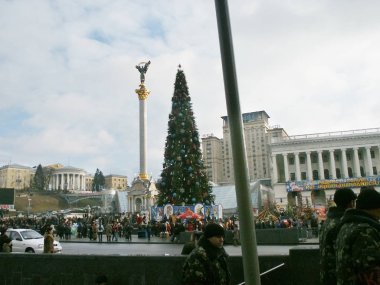 Aralık 2004 'te Ukrayna' daki ilk turuncu devrimin çok nadir fotoğrafları, Meydan meydanında Kiev 'in ortasında kamp, şehrin ortasında turuncu kurdeleli insanlar, çadırlar, yangınlar