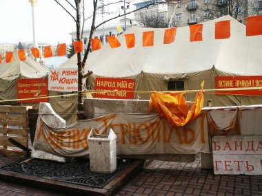 Aralık 2004 'te Ukrayna' daki ilk turuncu devrimin çok nadir fotoğrafları, Meydan meydanında Kiev 'in ortasında kamp, şehrin ortasında turuncu kurdeleli insanlar, çadırlar, yangınlar