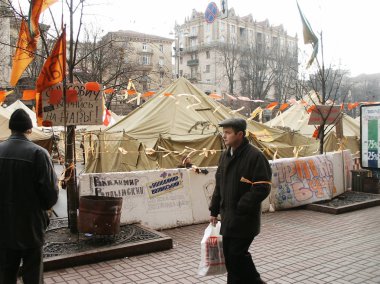Aralık 2004 'te Ukrayna' daki ilk turuncu devrimin çok nadir fotoğrafları, Meydan meydanında Kiev 'in ortasında kamp, şehrin ortasında turuncu kurdeleli insanlar, çadırlar, yangınlar