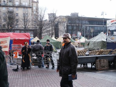 Aralık 2004 'te Ukrayna' daki ilk turuncu devrimin çok nadir fotoğrafları, Meydan meydanında Kiev 'in ortasında kamp, şehrin ortasında turuncu kurdeleli insanlar, çadırlar, yangınlar