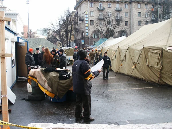 Aralık 2004 'te Ukrayna' daki ilk turuncu devrimin çok nadir fotoğrafları, Meydan meydanında Kiev 'in ortasında kamp, şehrin ortasında turuncu kurdeleli insanlar, çadırlar, yangınlar