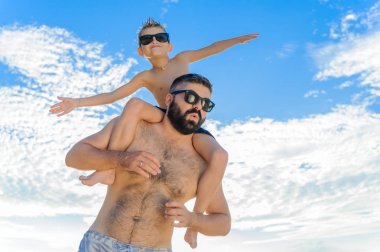 Babamın omuzlarında oturan sekiz yaşında çocuk. İkimiz de Yüzme