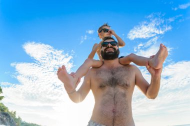 Babamın omuzlarında oturan sekiz yaşında çocuk. İkimiz de Yüzme