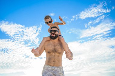 Babamın omuzlarında oturan sekiz yaşında çocuk. İkimiz de Yüzme