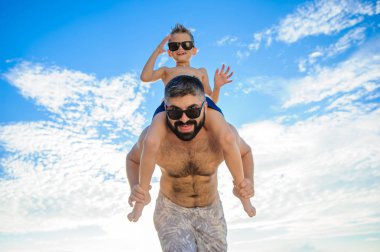 Babamın omuzlarında oturan sekiz yaşında çocuk. İkimiz de Yüzme