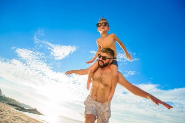 Babamın omuzlarında oturan sekiz yaşında çocuk. İkimiz de Yüzme