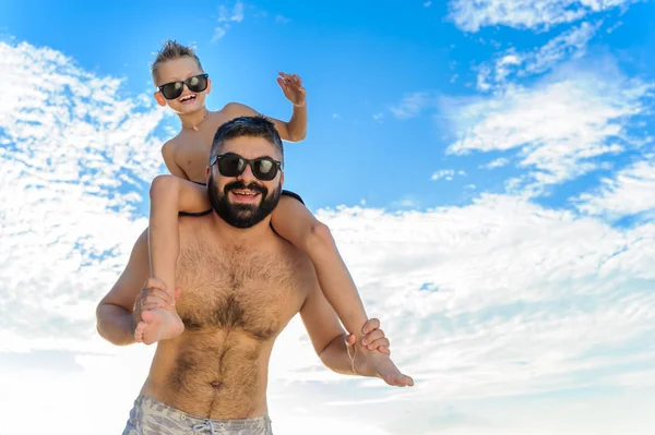 Babamın omuzlarında oturan sekiz yaşında çocuk. İkimiz de Yüzme