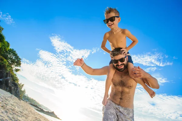 Achtjähriger Junge sitzt auf Papas Schultern. sowohl im Schwimmen — Stockfoto