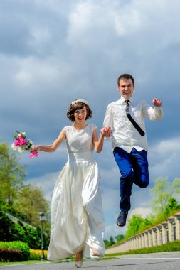 Genç ve yakışıklı yeni evliler parkta bir yürüyüş