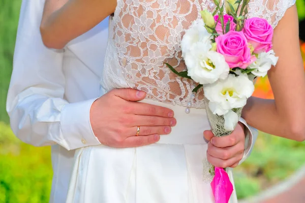 结婚戒指： 新郎手拥抱新娘的腰。我们 — 图库照片