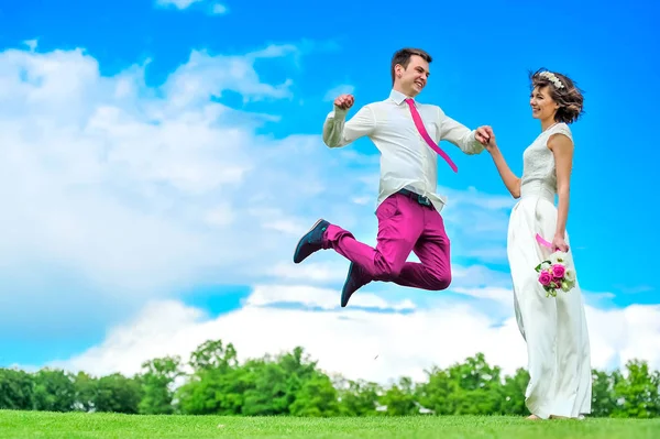 Happiness is in her hands: young and handsome bridegroom is flut — Stock Photo, Image