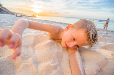 Yakışıklı sekiz yıl çocuk sahilde gerçekleştirir akrobatik çizimler bir