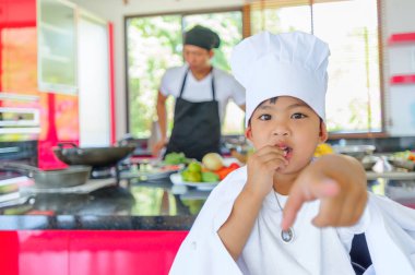 Tatlı Tay çocuğu şefin şapka ve yüksek c üzerinde oturan tunik