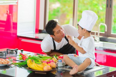Özel Tay aşçı yemek, küçük oğlu şef şapkasını s yakın