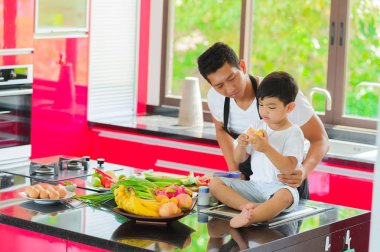 Özel Tay aşçı yemek, oturan yakın küçük oğlu 