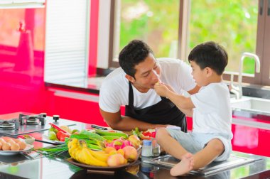 Özel Tay aşçı yemek, oturan yakın küçük oğlu 