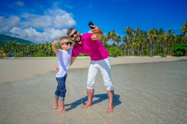 Baba ve oğlu trop yürüyüş - en güzel selfie