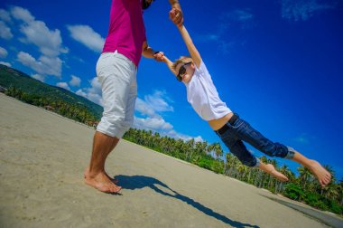 Mutlu baba çok güzel oğlu çemberde dönüyor. Güneşli önemli