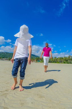 Baba ve oğul plaj boyunca yürüyüş. Çocuğun yüzünü altında gizli 