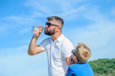 Alay ve su onun susamış vermemek baba portresi 