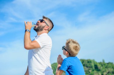 Alay ve su onun susamış vermemek baba portresi 