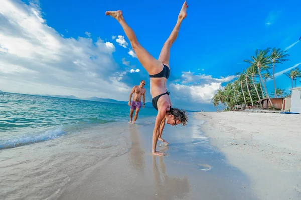 Infanzia nell'anima: una coppia di trentenni che salta e — Foto Stock