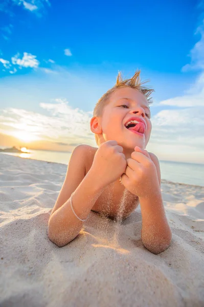 Yakışıklı sekiz yıl çocuk sahilde gerçekleştirir akrobatik çizimler bir