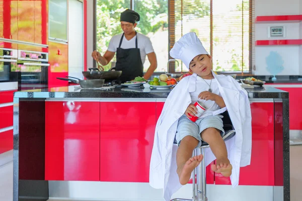 Tatlı Tay çocuğu şefin şapka ve yüksek c üzerinde oturan tunik