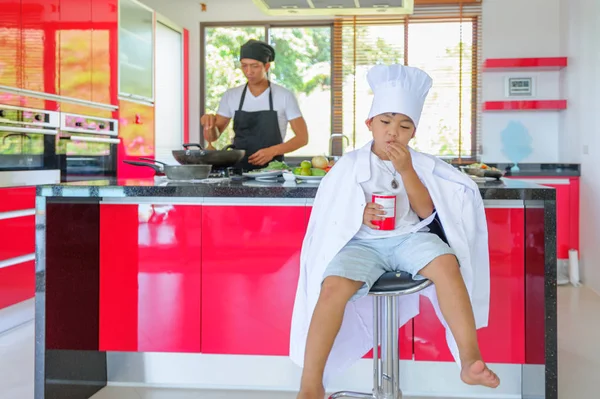 Tatlı Tay çocuğu şefin şapka ve yüksek c üzerinde oturan tunik