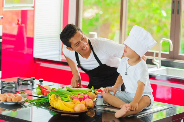 Özel Tay aşçı yemek, küçük oğlu şef şapkasını s yakın