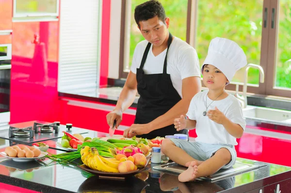 Özel Tay aşçı yemek, küçük oğlu şef şapkasını s yakın