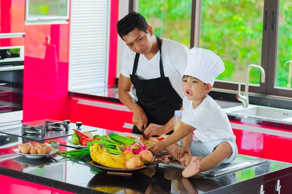 Özel Tay aşçı yemek, küçük oğlu şef şapkasını s yakın