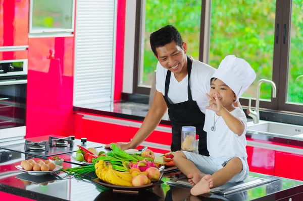 Özel Tay aşçı yemek, küçük oğlu şef şapkasını s yakın