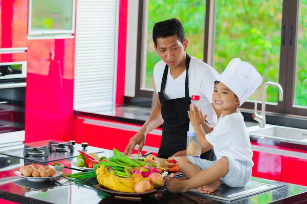 Özel Tay aşçı yemek, küçük oğlu şef şapkasını s yakın