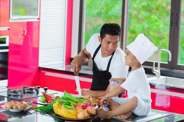 Özel Tay aşçı yemek, küçük oğlu şef şapkasını s yakın