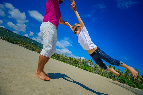 Mutlu baba çok güzel oğlu çemberde dönüyor. Güneşli önemli