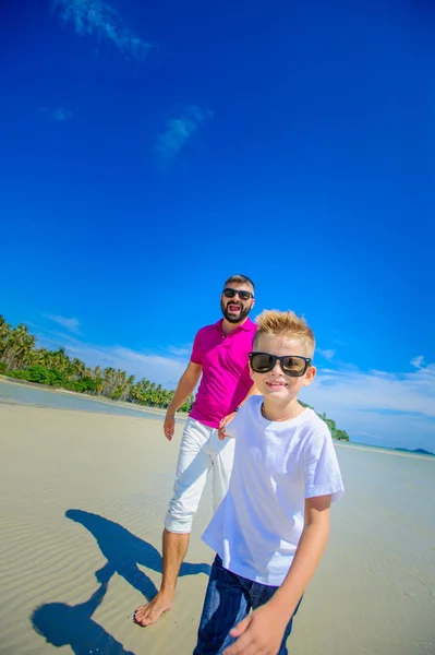 La infancia más feliz: padre e hijo corriendo por la tropica — Foto de Stock