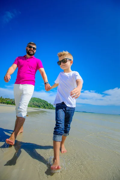 La infancia más feliz: padre e hijo corriendo por la tropica — Foto de Stock