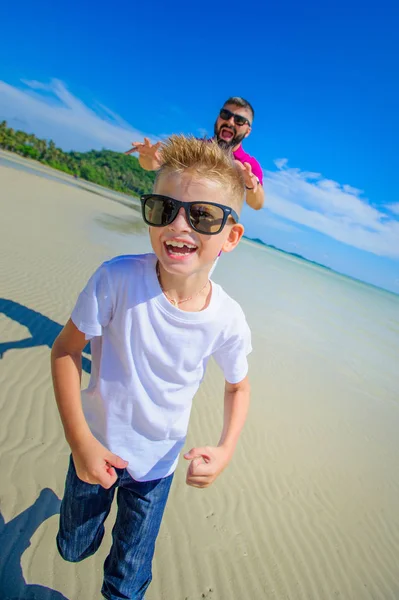행복 한 어린 시절: 아버지와 아들은 tropica 따라 실행 — 스톡 사진