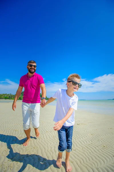 En mutlu çocukluk: baba ve oğul tropica çalışan