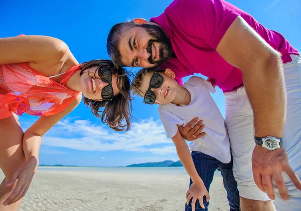 Die glücklichste Kindheit: Vater, Mutter und Sohn amüsieren sich auf der — Stockfoto
