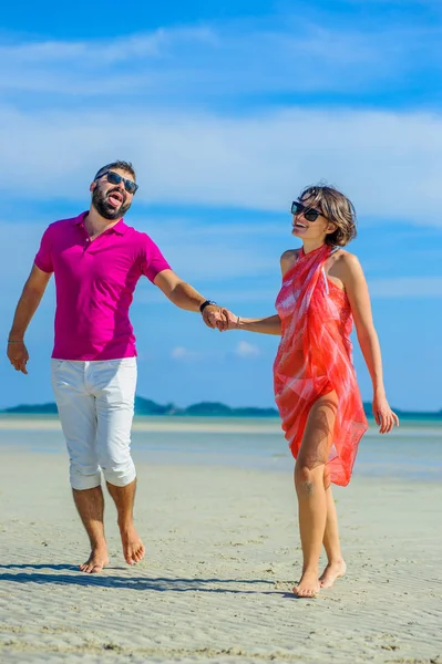 Mutlu evli çift koşu ve atlama tropikal beac