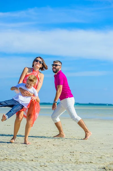 Üç tropikal plaj, gülen ve e çalışan aile
