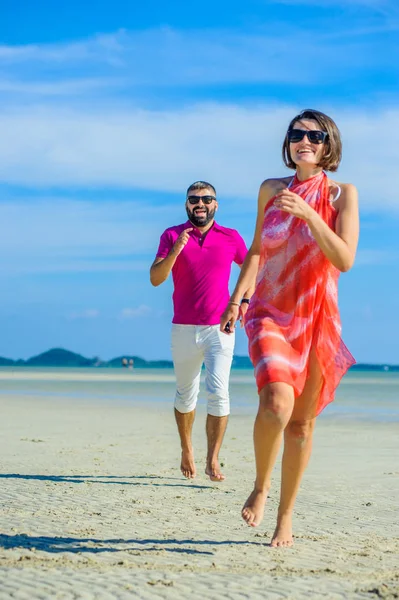 Mutlu evli çift koşu ve atlama tropikal beac