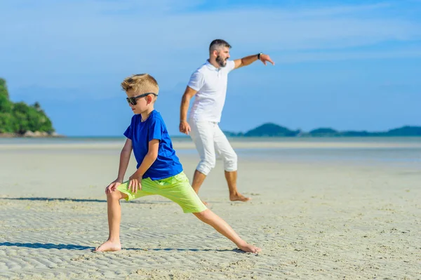 행복 한 아버지와 아들에 게 열 대 해변, 웃음과 enjoing — 스톡 사진