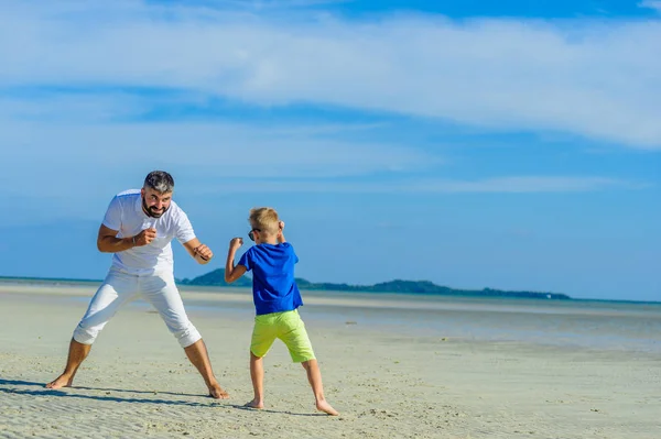 행복 한 아버지와 아들에 게 열 대 해변, 웃음과 enjoing — 스톡 사진